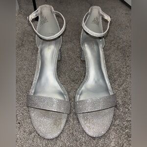 PIZZ ANNU Women’s Low Block Heel – Silver Glitter – Size 10